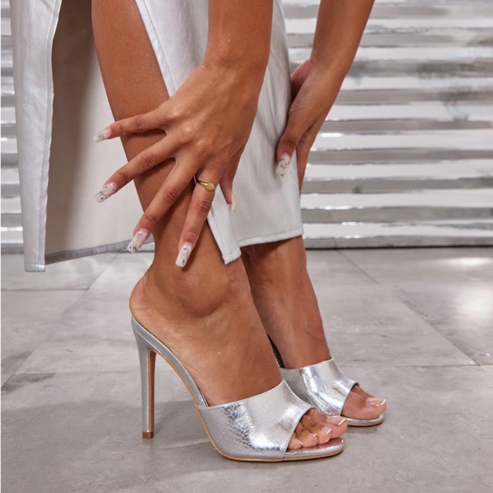 BNIB Pretty Little Thing PLT Silver Metallic Croc Mule Heels Sz. 10